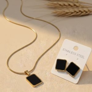 Golden square pendants and earring