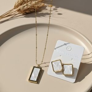 Golden rectangular pendants and earring
