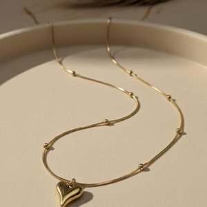 Gold heart pendant necklace